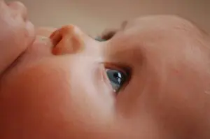 Krem do twarzy dla niemowląt - jak pielęgnować delikatną skórę dziecka? Baby looking upwards