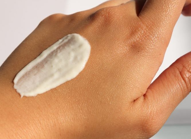 Krem do twarzy SPF 50 - skuteczna ochrona przed promieniowaniem słonecznym
