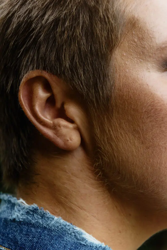 Krem do twarzy dla mężczyzn - skuteczna pielęgnacja skóry w łatwy sposób Person s right ear